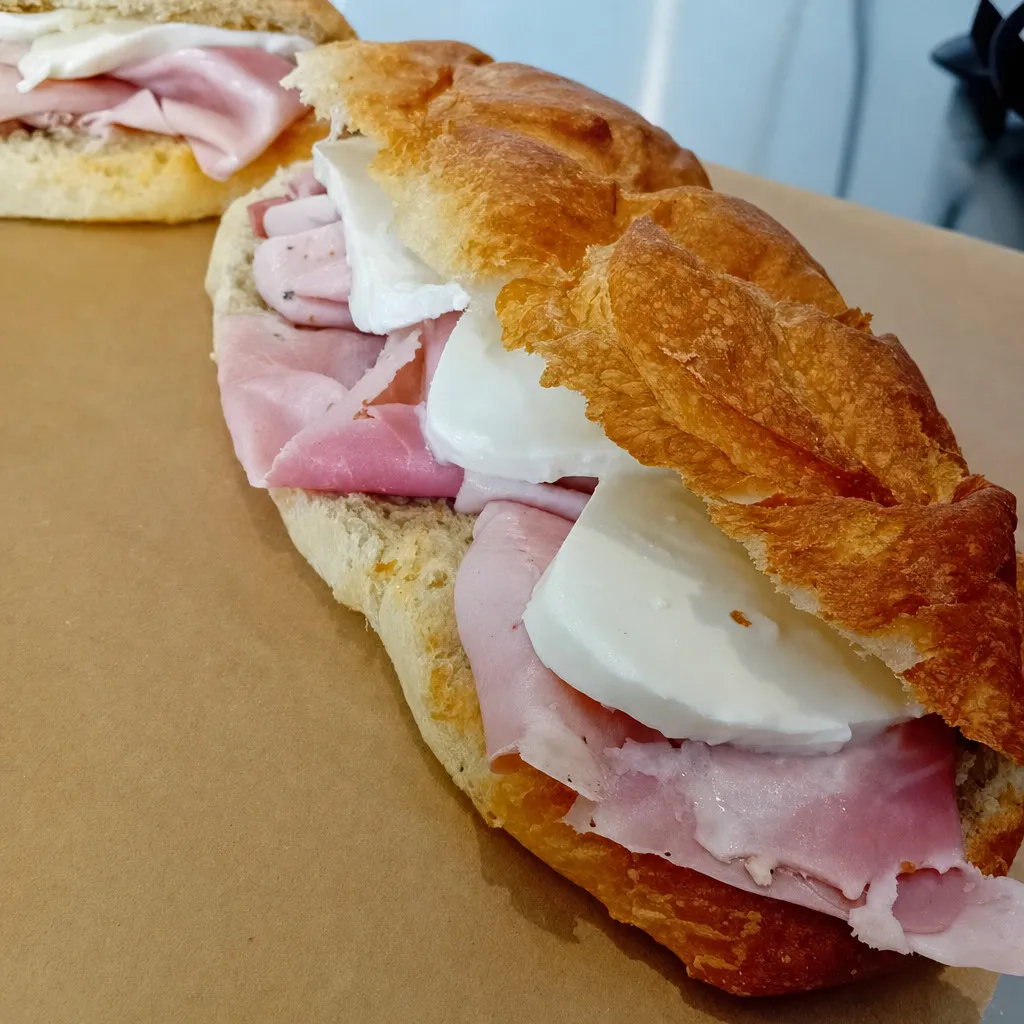 Panino garni de mortadelle et de burrata